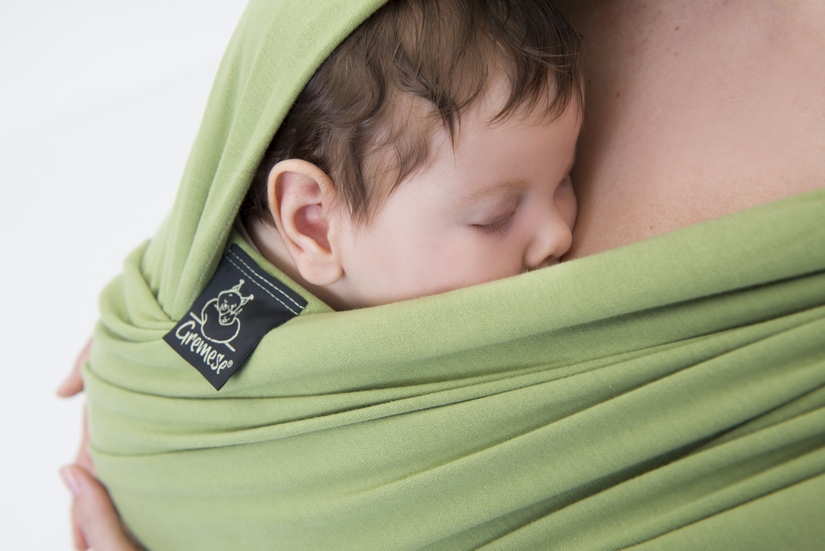 A babahordozás védi babádat és téged is a stressztől